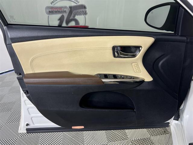 Photo of 2014 Blizzard Pearl Toyota Avalon Hybrid