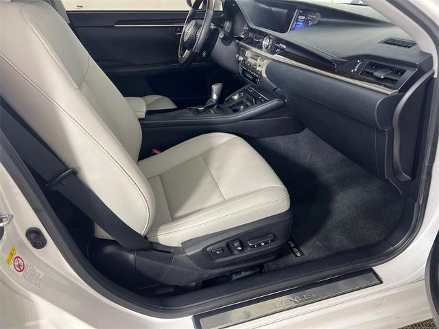Photo of 2017 Eminent White Pearl Lexus ES 350