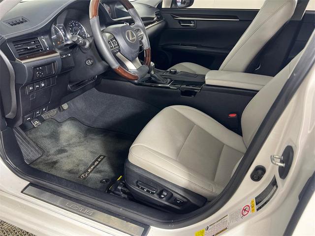 Photo of 2017 Eminent White Pearl Lexus ES 350