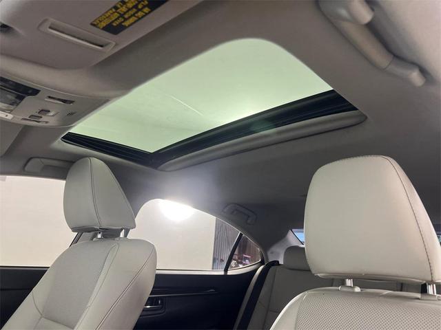 Photo of 2017 Eminent White Pearl Lexus ES 350
