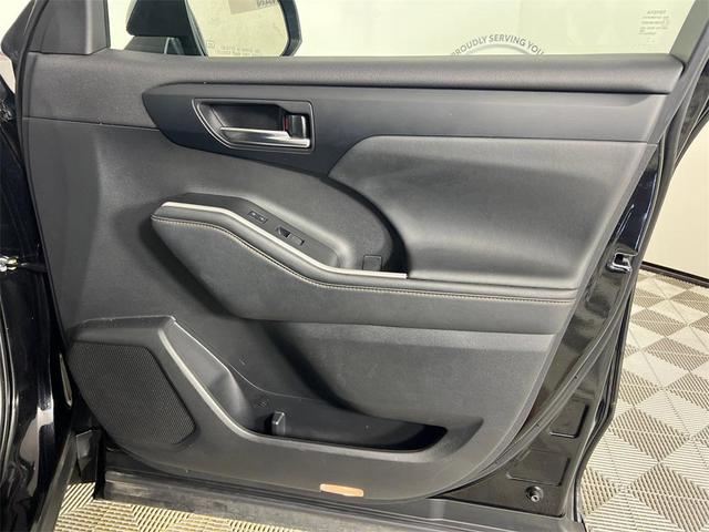 Photo of 2023 Midnight Black Metallic Toyota Highlander Hybrid