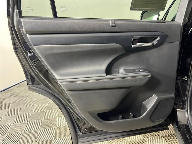 Photo of 2023 Midnight Black Metallic Toyota Highlander Hybrid