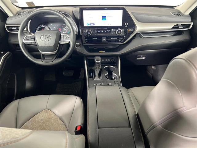 Photo of 2023 Midnight Black Metallic Toyota Highlander Hybrid
