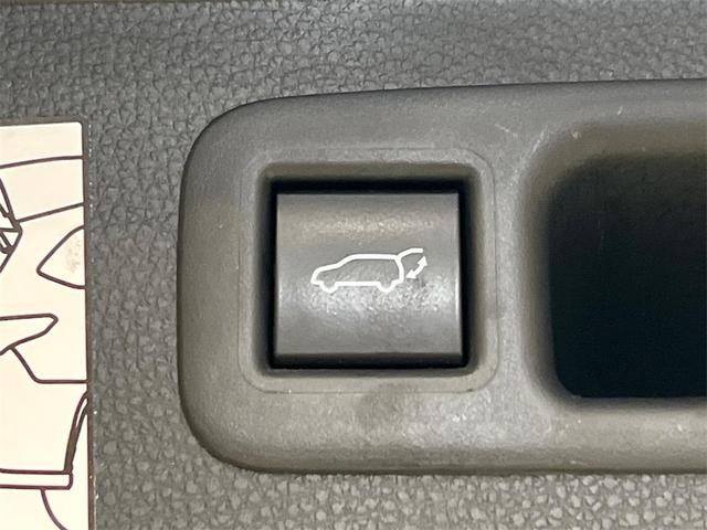 Photo of 2023 Midnight Black Metallic Toyota Highlander Hybrid