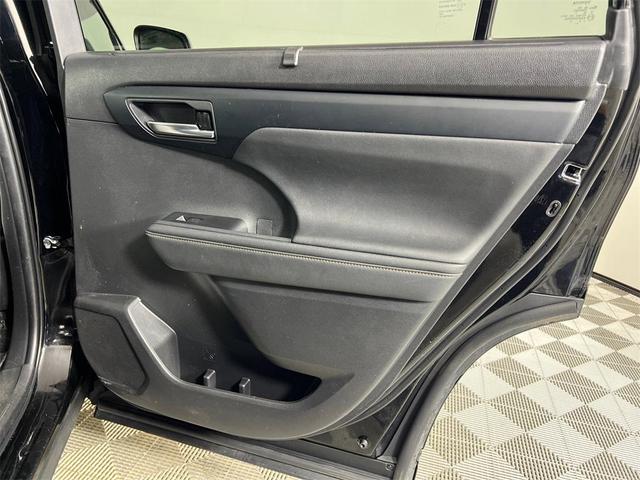 Photo of 2023 Midnight Black Metallic Toyota Highlander Hybrid