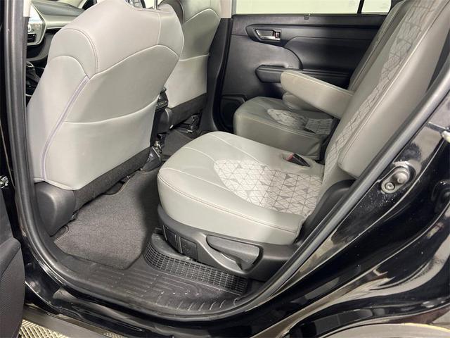 Photo of 2023 Midnight Black Metallic Toyota Highlander Hybrid