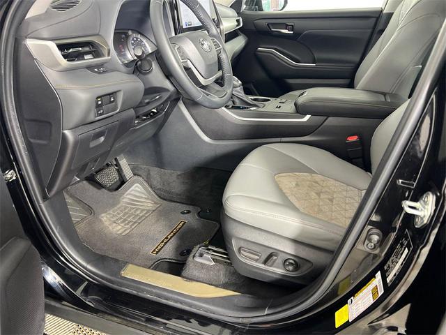 Photo of 2023 Midnight Black Metallic Toyota Highlander Hybrid