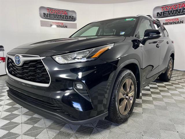 Photo of 2023 Midnight Black Metallic Toyota Highlander Hybrid