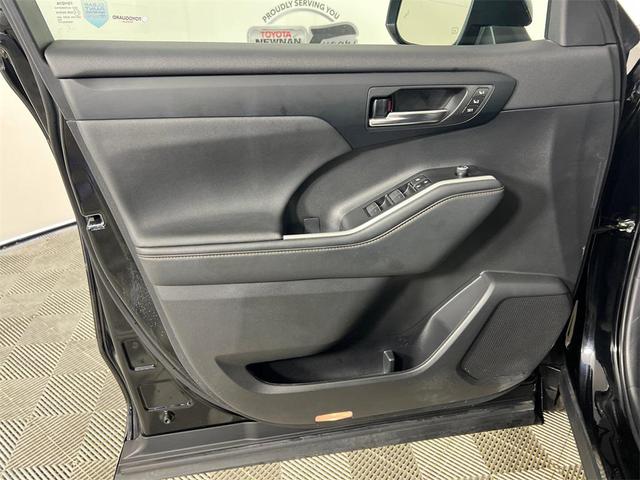 Photo of 2023 Midnight Black Metallic Toyota Highlander Hybrid