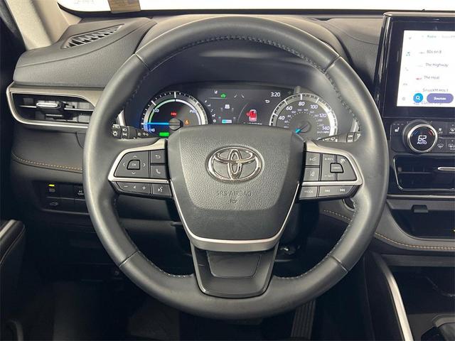 Photo of 2023 Midnight Black Metallic Toyota Highlander Hybrid