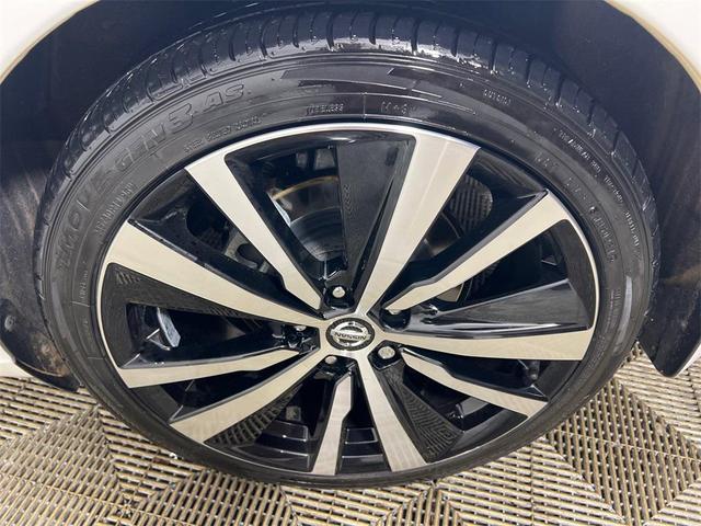 Photo of 2022 Pearl White Tricoat Nissan Altima