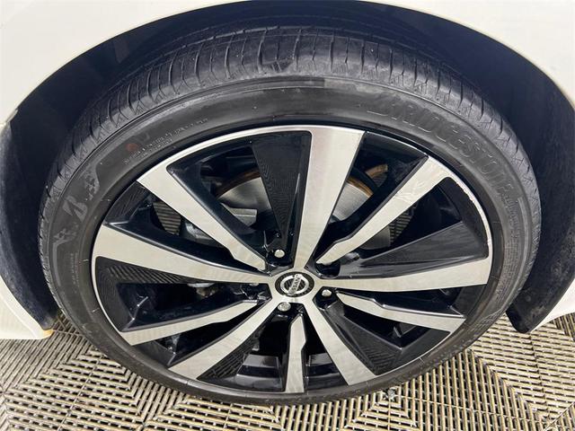 Photo of 2022 Pearl White Tricoat Nissan Altima