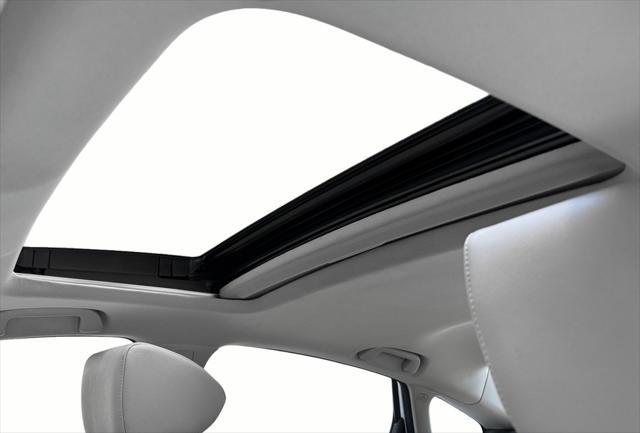 Photo of 2019 Platinum White Pearl Honda Accord Hybrid