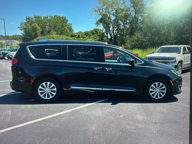 Photo of 2018 Brilliant Black Crystal Pearlcoat Chrysler Pacifica