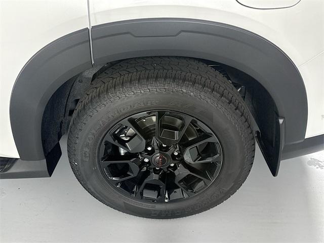 Photo of 2025 Aspen White Tricoat/Super Black Nissan Armada