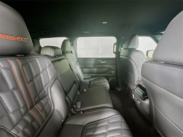 Photo of 2025 Aspen White Tricoat/Super Black Nissan Armada