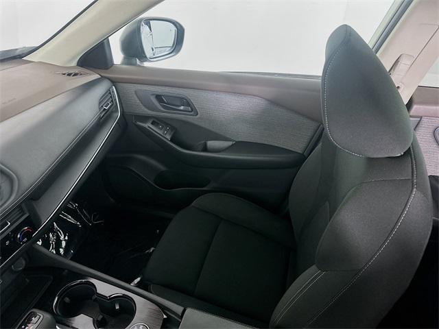 Photo of 2023 Glacier White Nissan Rogue