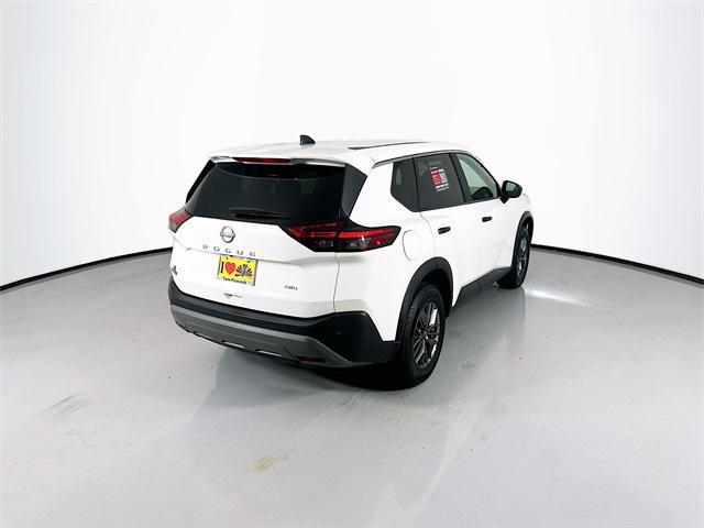 Photo of 2023 Glacier White Nissan Rogue