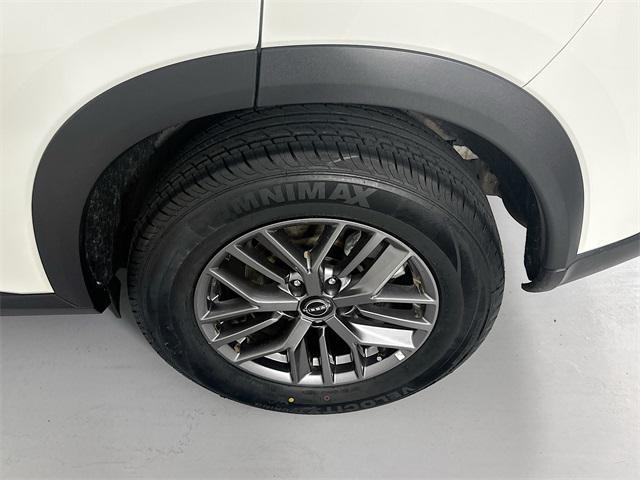 Photo of 2023 Glacier White Nissan Rogue