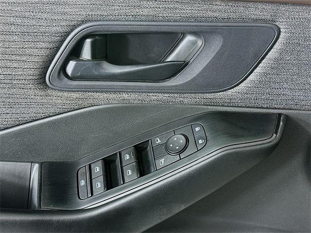 Photo of 2023 Glacier White Nissan Rogue