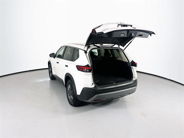 Photo of 2023 Glacier White Nissan Rogue
