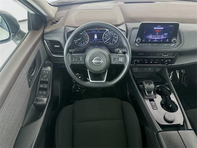 Photo of 2023 Glacier White Nissan Rogue