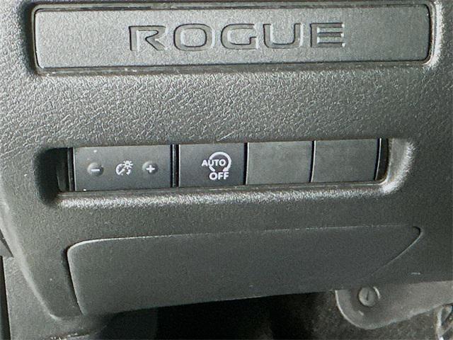 Photo of 2023 Glacier White Nissan Rogue