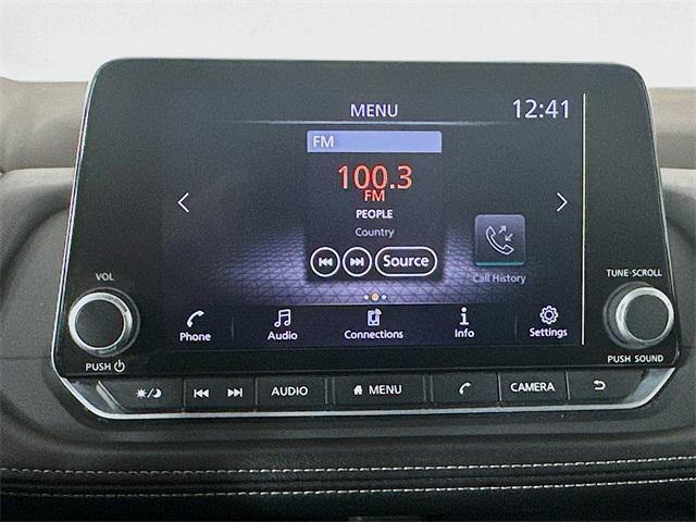 Photo of 2023 Glacier White Nissan Rogue
