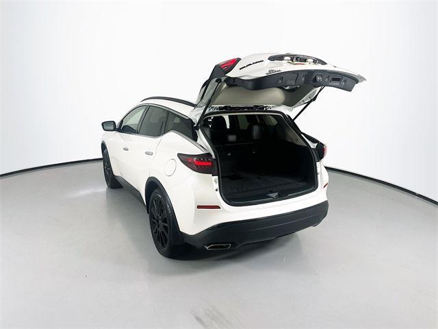 Photo of 2024 Pearl White Tricoat Nissan Murano