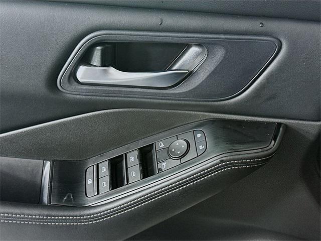 Photo of 2024 Super Black Nissan Rogue