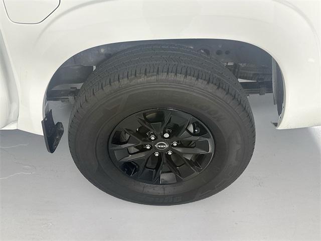 Photo of 2024 Glacier White Nissan Frontier