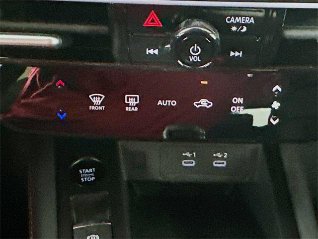 Photo of 2025 Gun Metallic/Super Black Nissan Kicks