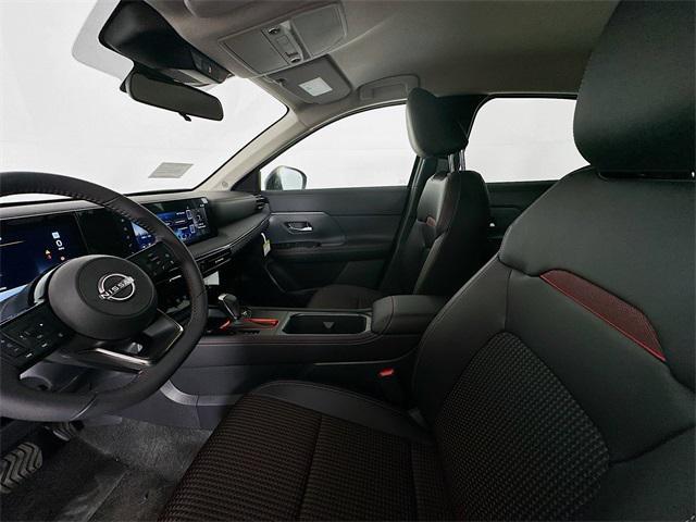 Photo of 2025 Gun Metallic/Super Black Nissan Kicks