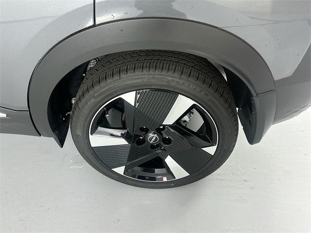 Photo of 2025 Gun Metallic/Super Black Nissan Kicks