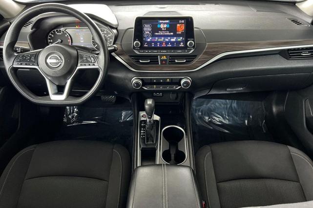 Photo of 2023 Black Nissan Altima