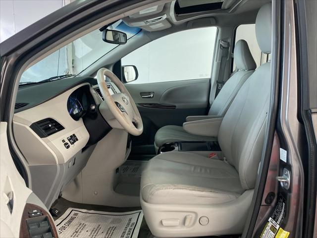 Photo of 2014 Predawn Gray Mica Toyota Sienna