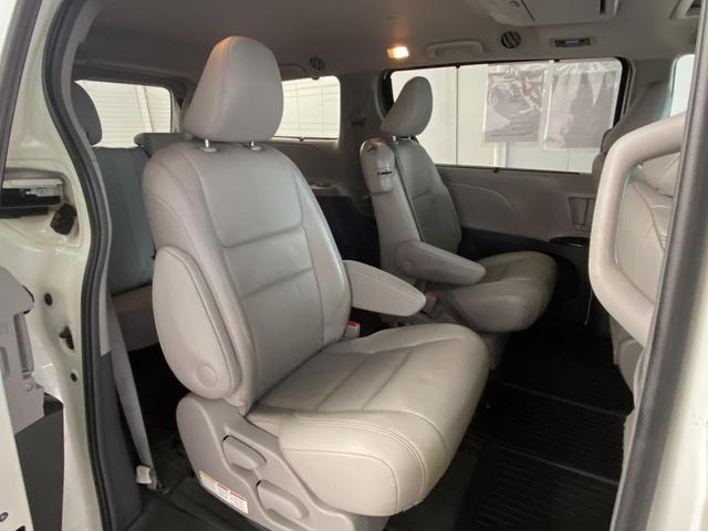 Photo of 2016 Blizzard Pearl Toyota Sienna