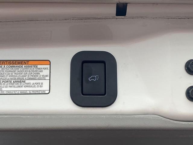Photo of 2016 Blizzard Pearl Toyota Sienna