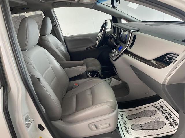 Photo of 2016 Blizzard Pearl Toyota Sienna