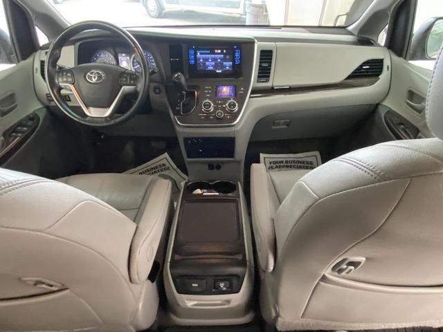Photo of 2016 Blizzard Pearl Toyota Sienna