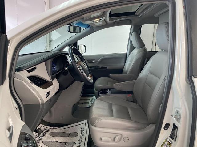 Photo of 2016 Blizzard Pearl Toyota Sienna