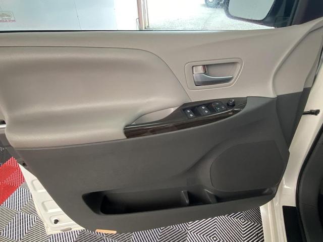 Photo of 2016 Blizzard Pearl Toyota Sienna