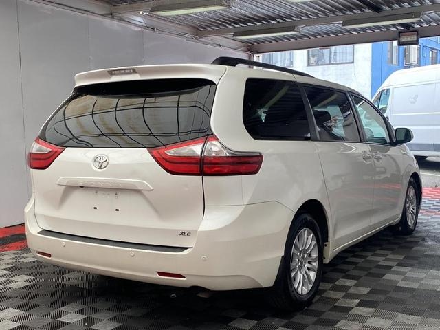 Photo of 2016 Blizzard Pearl Toyota Sienna