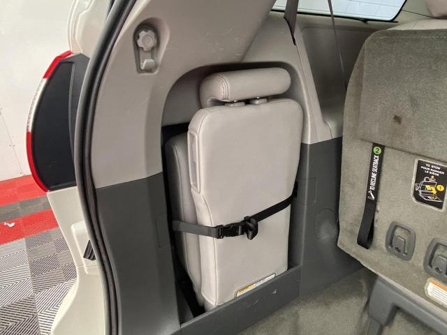 Photo of 2016 Blizzard Pearl Toyota Sienna