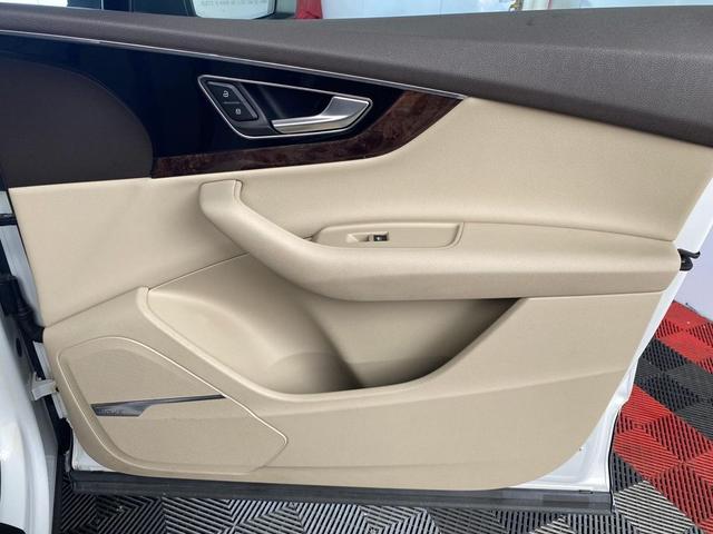 Photo of 2019 Glacier White Metallic Audi Q7