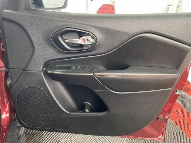 Photo of 2019 Velvet Red Pearlcoat Jeep Cherokee