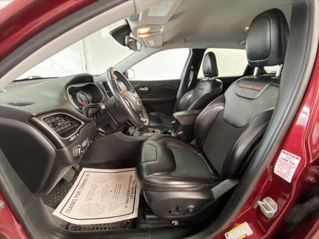 Photo of 2019 Velvet Red Pearlcoat Jeep Cherokee