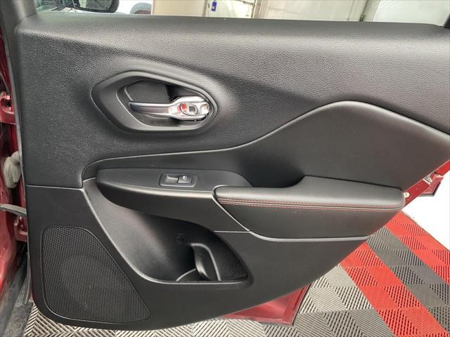 Photo of 2019 Velvet Red Pearlcoat Jeep Cherokee
