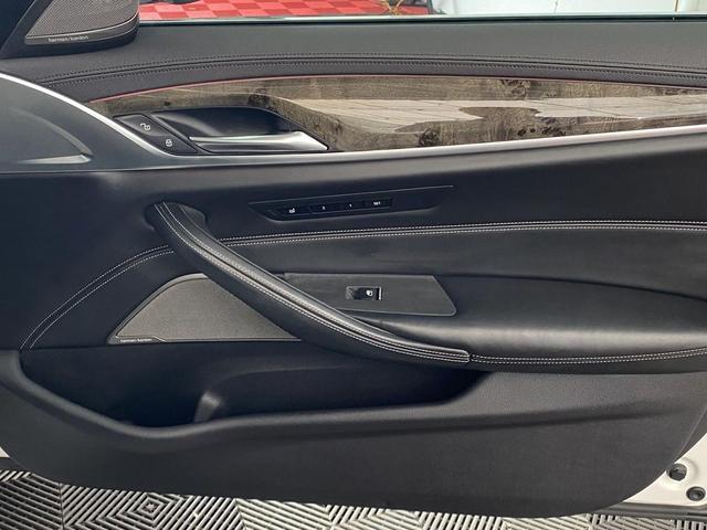 Photo of 2018 Mineral White Metallic BMW 540