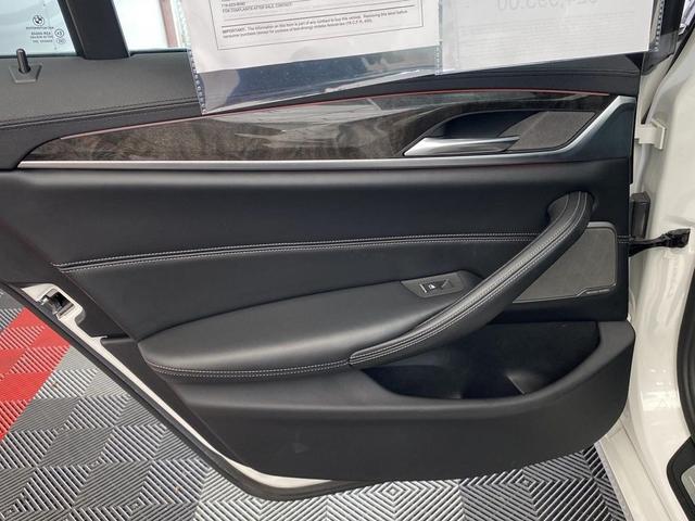 Photo of 2018 Mineral White Metallic BMW 540